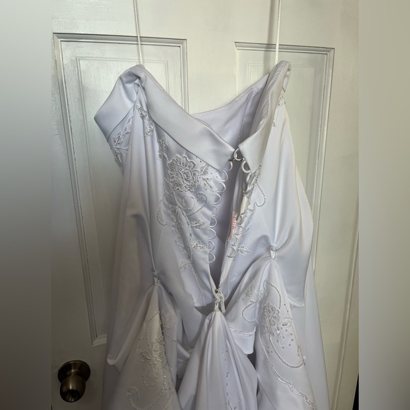 Plus Size Wedding Dress - size 22W White with beading and beautiful train - Picture 12 of 16